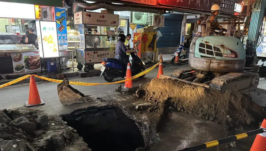 影/持續坍塌擴大！北市士林驚現「1公尺天坑」　路段封鎖中