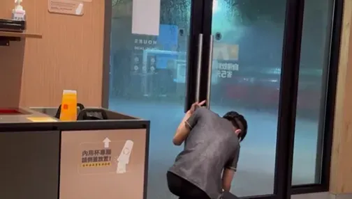 影/豪雨狂襲桃園！麥當勞店員「肉身擋門」驚險畫面曝光