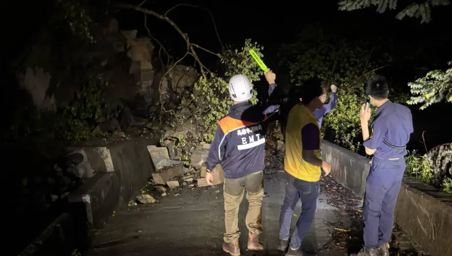 高雄七坑溫泉道路坍方15遊客受困　直擊救援畫面