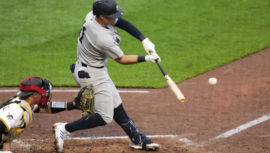 MLB/一支魚雷炸向觀眾席！　洋基沃爾普球棒脫手被大粗哥收下