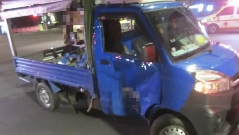 貨車違規右轉撞飛騎士！板橋19歲男腎臟破裂　命危搶救中