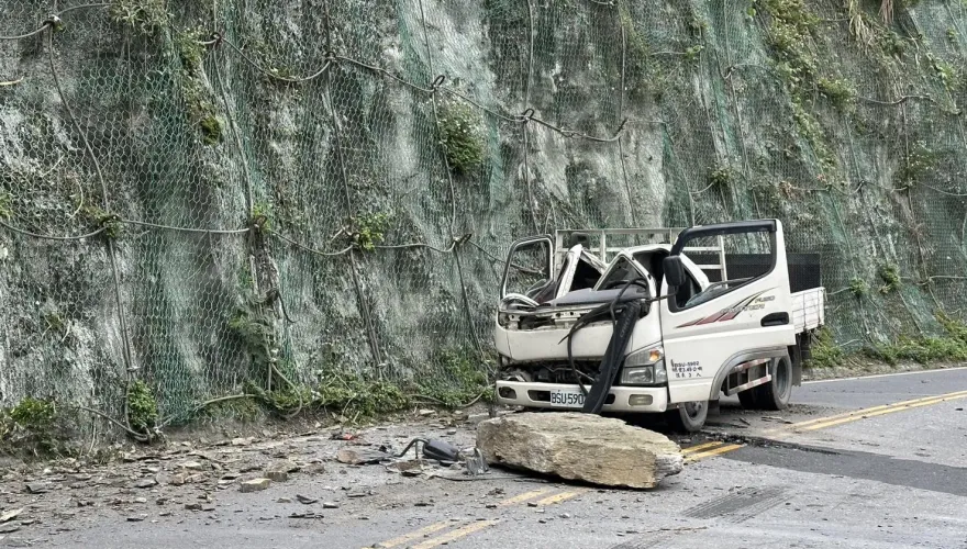 重大意外！宜蘭台7甲線「小貨車遭落石砸中」　1死1重傷