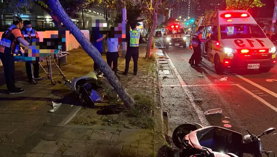 台南百萬轎車「連撞3車」肇逃！機車倒地白煙狂竄　2騎士受傷送醫