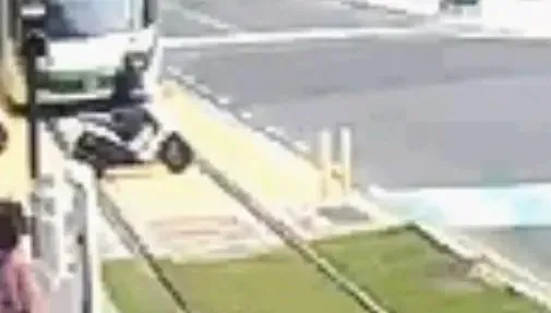 影/高雄輕軌過站不停！卡半路「車廂阻礙路口」畫面曝