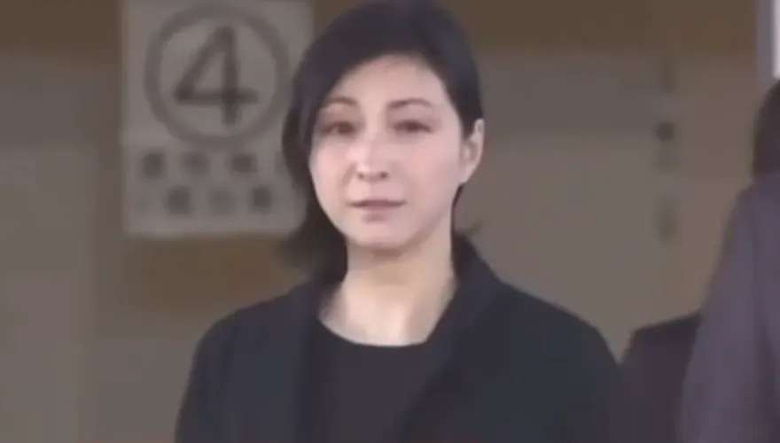 廣末涼子獲釋！鞠躬道歉疑「上車秒燦笑」　網驚：好可怕