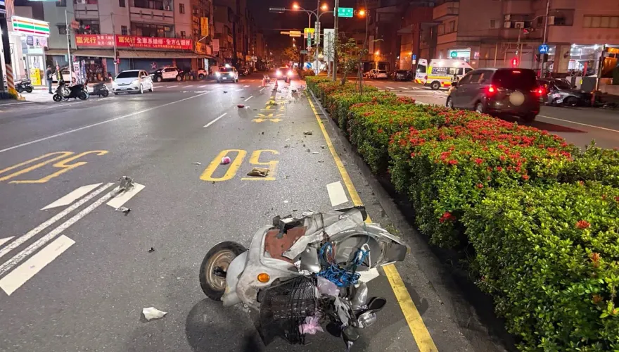 影/台中死亡車禍！　機車、轎車對撞「女騎士噴飛車毀慘死」