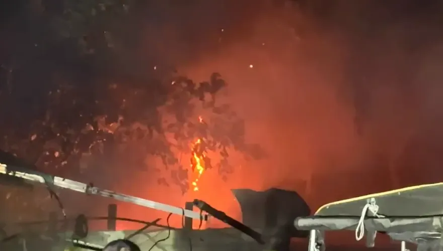 影/高雄停車場突傳爆炸聲「燒紅夜空」 　疑電動機車惹禍