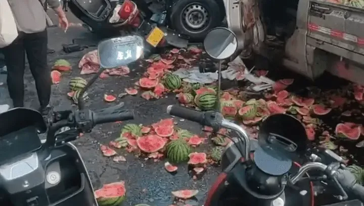影/開車失控釀慘劇！陸六旬婦撞傷6人　遭運瓜車截停