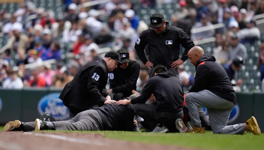 MLB/裁判遭界外球「狠K頭部」倒地　驚險瞬間曝光