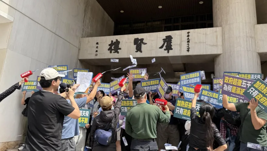 政府超徵稅還要漲菸捐　吸菸族上街頭拒當提款機