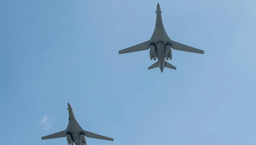 罕見！美B-1B轟炸機「槍騎兵」編隊飛抵日本基地　北韓嚇嗆聲