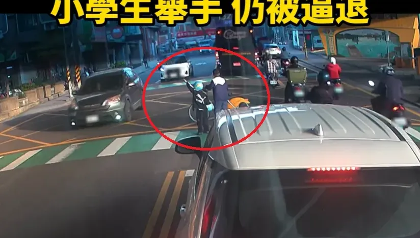 超悲哀！桃園2童「舉手欲過馬路」　11車呼嘯過硬逼退