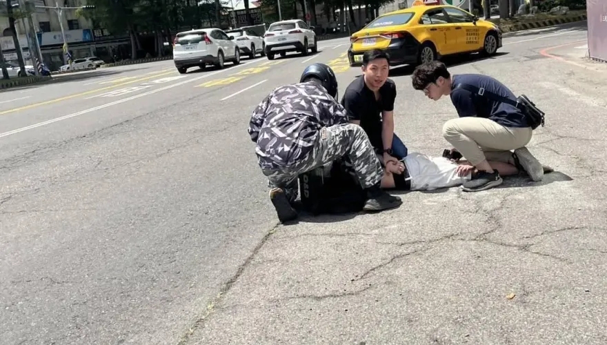 影/詐團車手假冒檢警！小黃司機助逮人　警頒獎金5萬