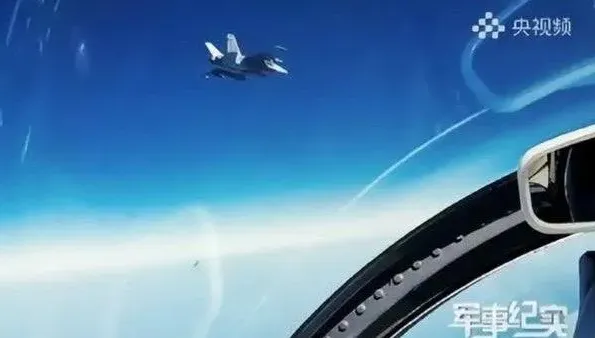 中美航母對峙跡象？陸官媒曝｢殲-15｣與美戰機同框