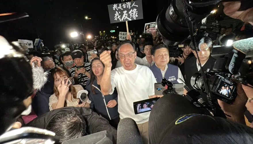 朱立倫、謝龍介、楊智伃北檢外集結　警通知到案說明
