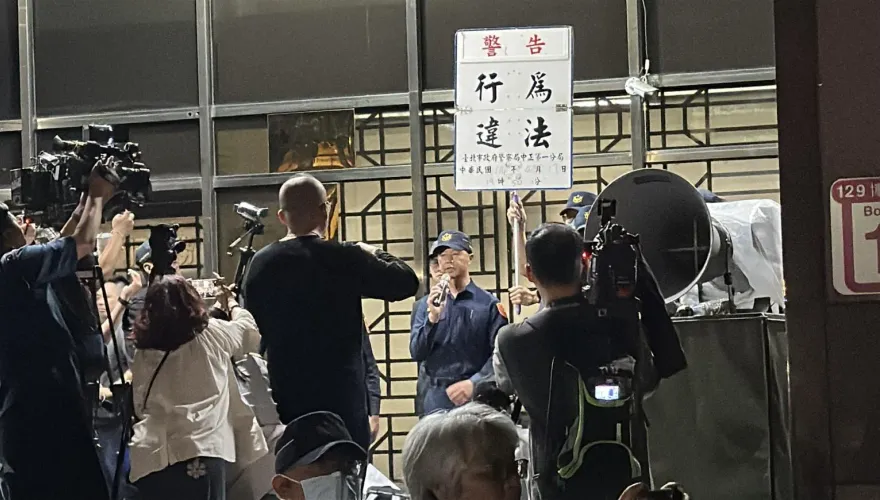 影/蔣萬安VS北市警！　發表談話完警立刻舉牌