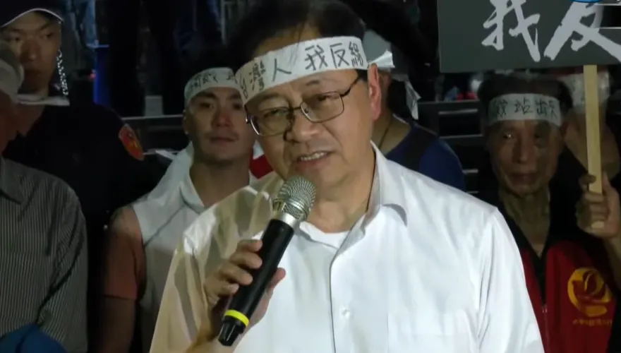 張善政頭綁白布條現身北檢嗆「綠共」！喊話司法：不要成歷史罪人