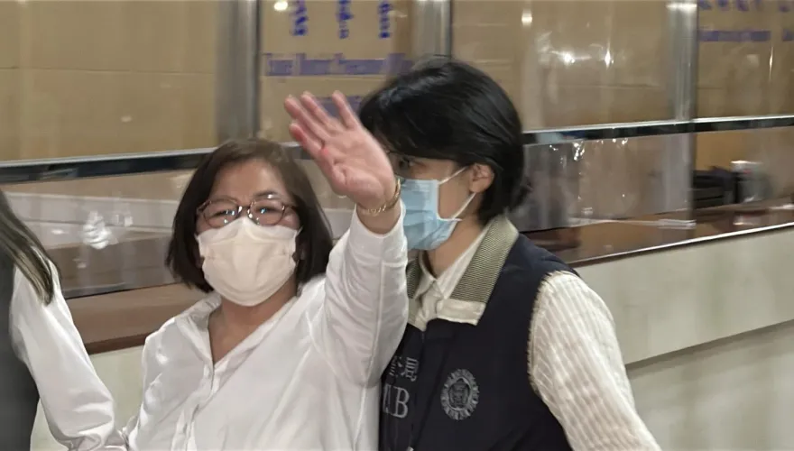 深夜移送北檢複訊！黃呂錦茹揮手喊「冤枉」