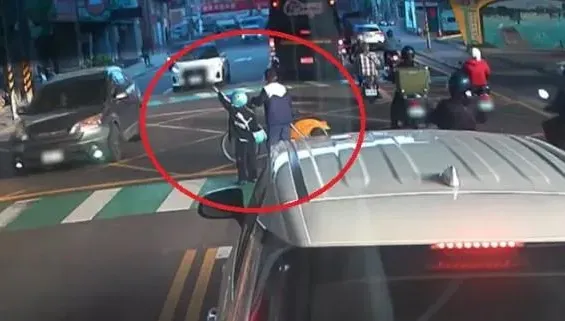 桃園2童「舉手欲過馬路」遭無視　民團痛批：這是國恥