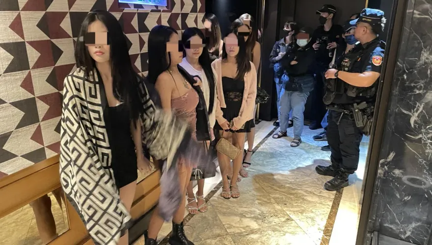 細肩帶刷整排！短裙辣妞「聚酒店」幹私密勾當　被帶走了