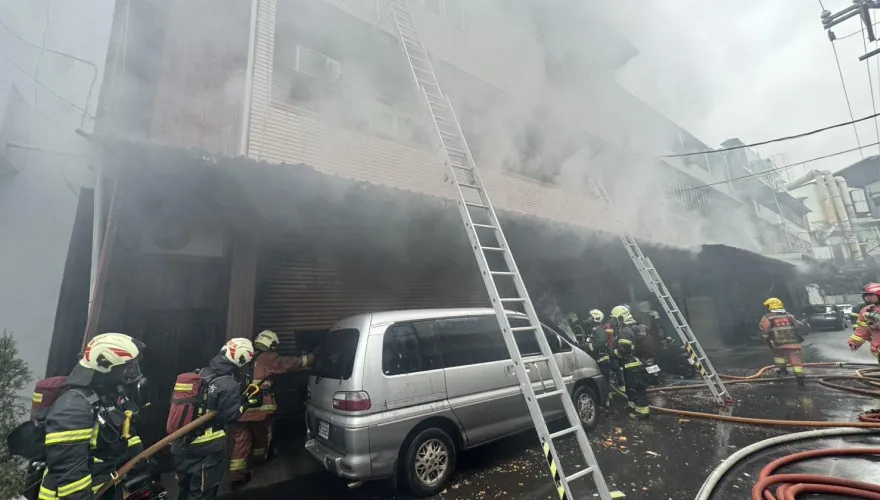 新北樹林「工廠大火」！3層樓建築陷火海　3人被救出