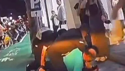 影/逢甲商圈「1晚2隻狼」！警40分鐘逮2男拍裙底