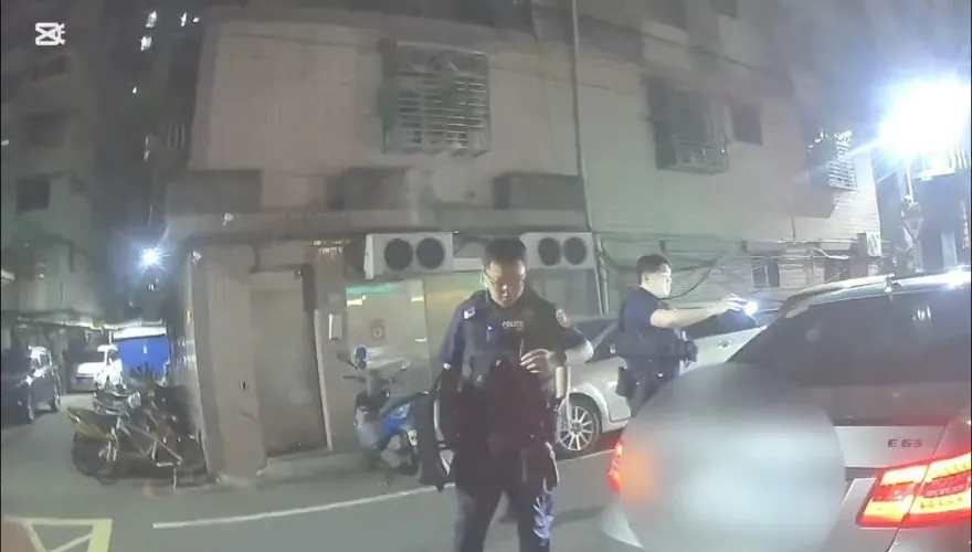 新莊驚險「警匪隔車對峙」直擊！　防彈盾牌護身