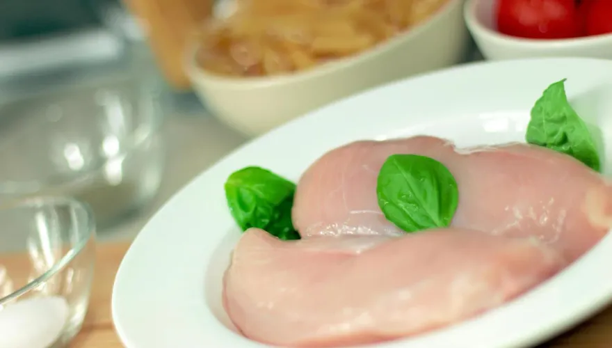 生雞肉烹煮前要洗嗎？　食藥署解答：易感染沙門氏桿菌