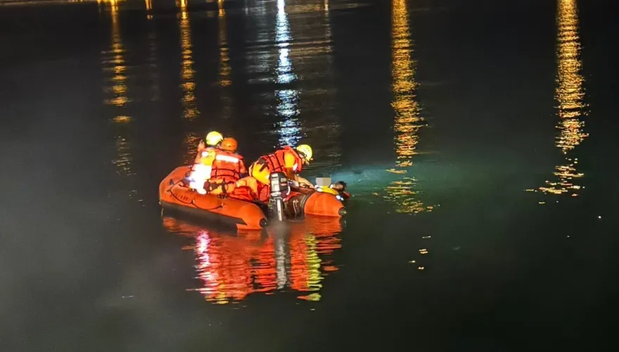 影/深夜將軍漁港「人車落海」　海巡聞聲下水救援