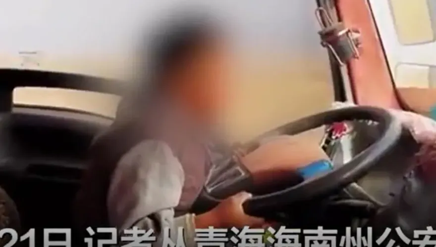 影/嚇！青海3歲童「開卡車上路」　老爸得意拍片被罵翻