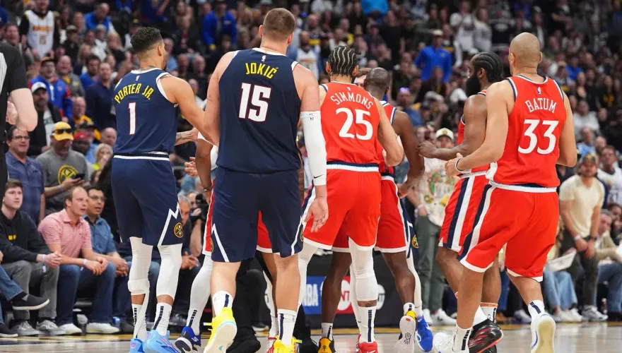 NBA/險釀大場面！金塊莫瑞「單手舉起對手」　鮑威爾超不爽