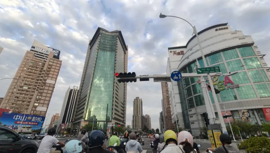 騎車進待轉區沒打方向燈被嗆　交通部：減速顯示煞車燈即可