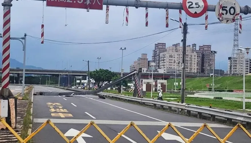 新北五股重大事故！限高架遭大車撞斷「往五股交通癱瘓中」