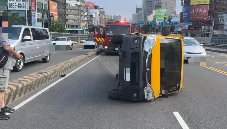 影/疑恍神惹禍　高雄小貨車衝撞分隔島「彈飛側翻」