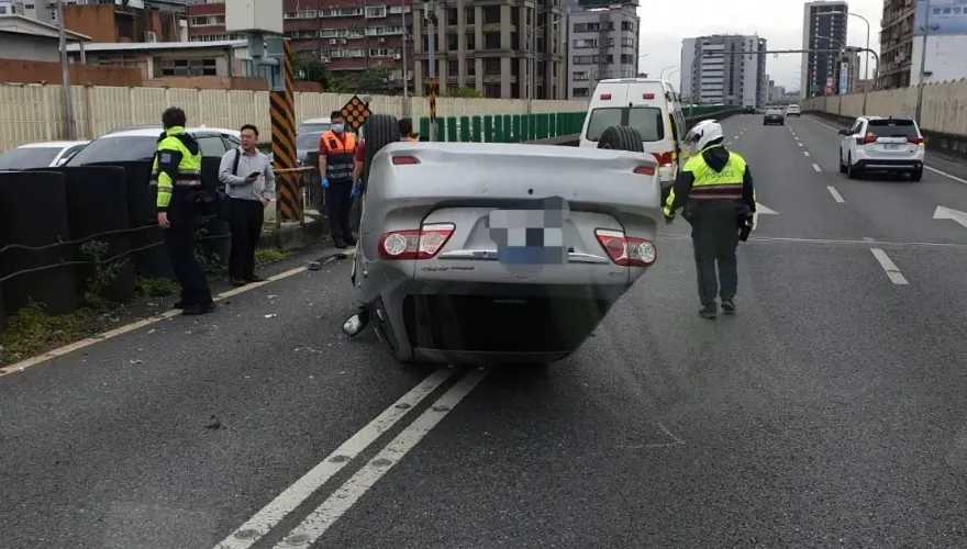 市民大道驚悚車禍！　轎車自撞翻覆駕駛困車內「現場塞爆」
