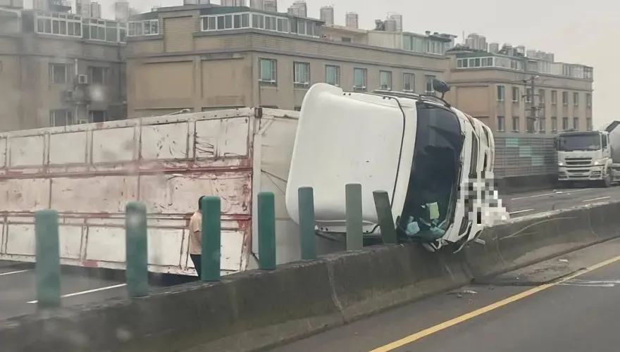 影/台66東向慘烈車禍！大車撞3車躺整條路　交通癱瘓中