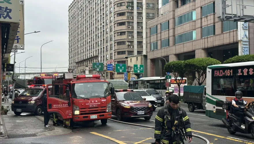影/三重「社區大火」！3樓狂燃、搶救畫面直擊