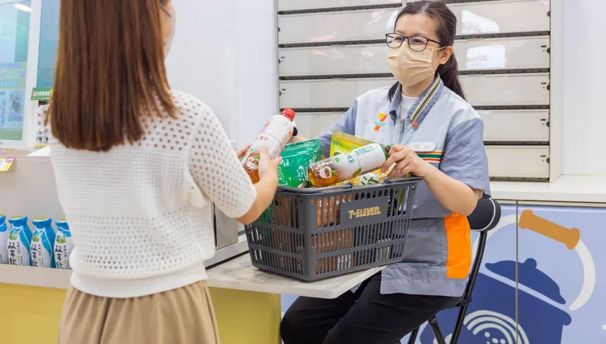 台灣服務業站著上班成常態？網友籲改進不要像懲罰