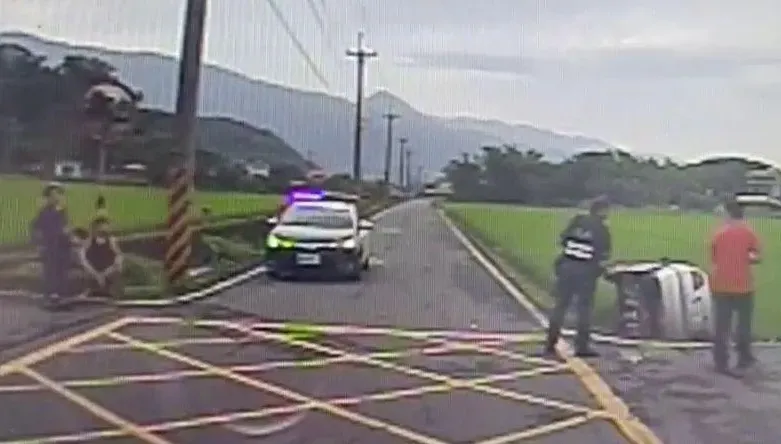 影/宜蘭嚴重車禍！「2車田間小路相撞」通通翻落去