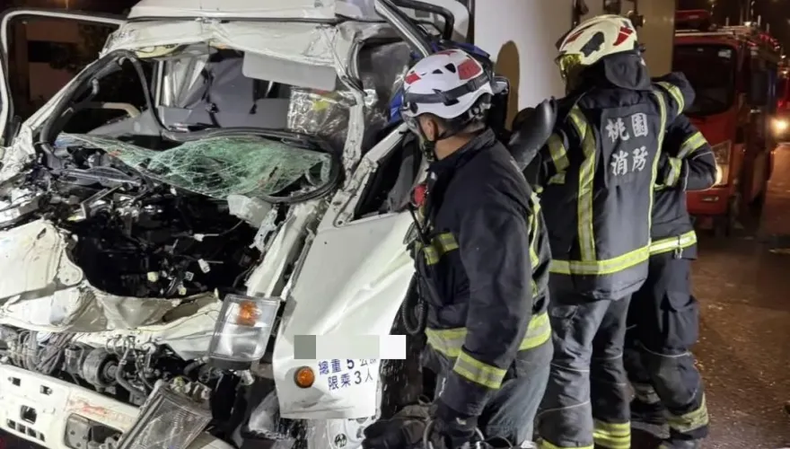 桃園慘烈車禍！小貨車追尾聯結車　車頭撞爛駕駛受困