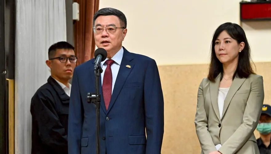 軍公教持領大陸居住證要罰　行政院：不允許配合統戰