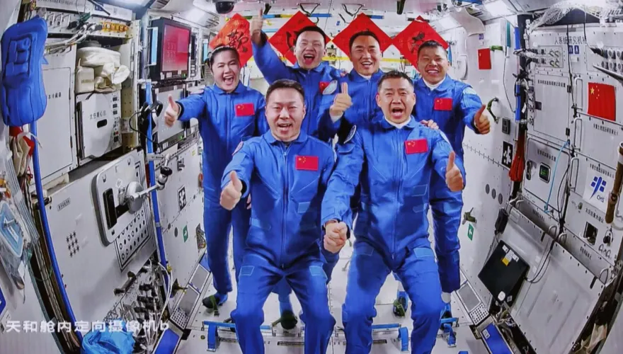 宇宙合框！神舟19、20號乘組「全家福照」曝　第一頓飯吃餃子