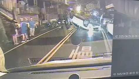 你累了嗎？尖石鄉深夜車禍　小白180度翻覆仰躺路中