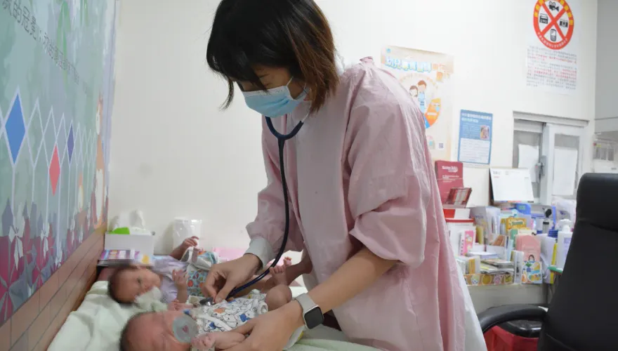 RSV病毒無特效藥！嬰幼兒感冒「喘得厲害」恐併發肺炎