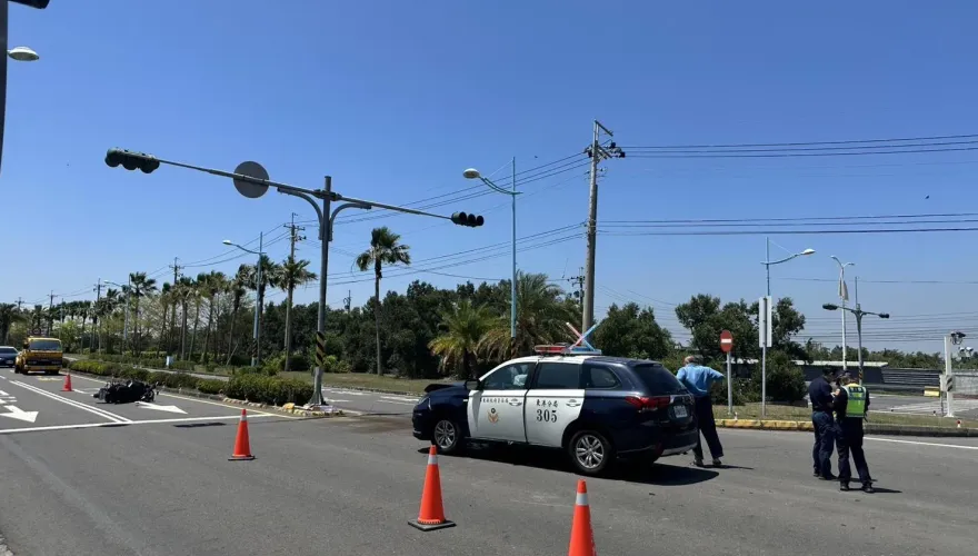 影/屏東大鵬灣警車、機車對撞！員警、外送員雙雙掛彩