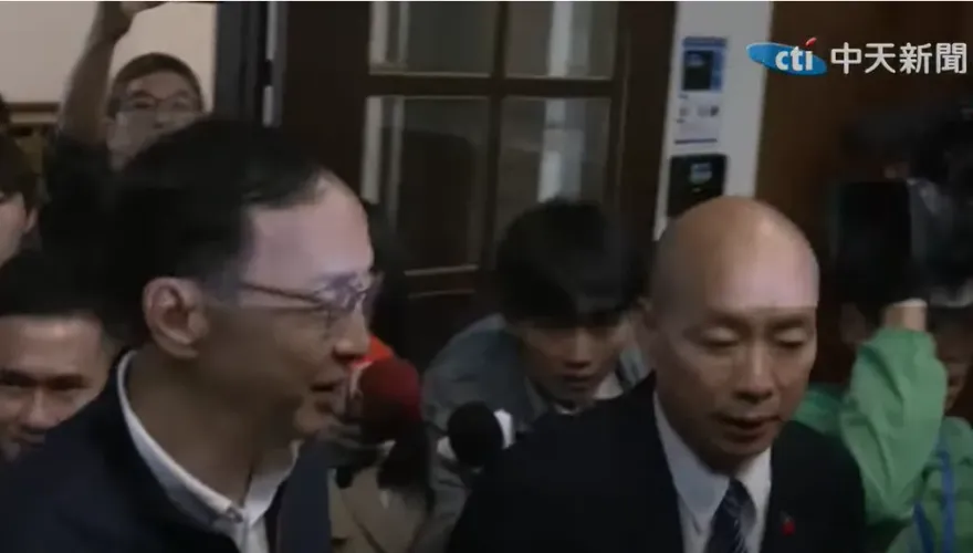 影/同框韓國瑜一起426戰獨裁！朱立倫轟民進黨：台灣民主之恥
