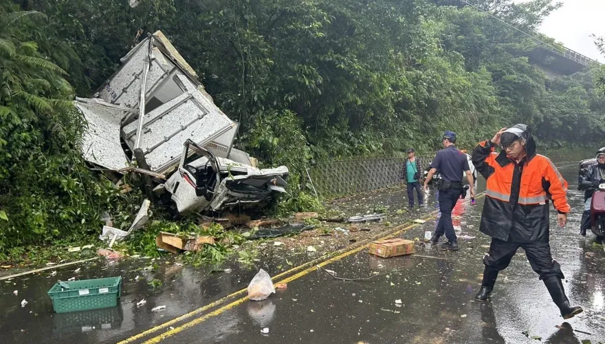 影/瑞芳小貨車撞護欄墜橋　車子全毀駕駛受困