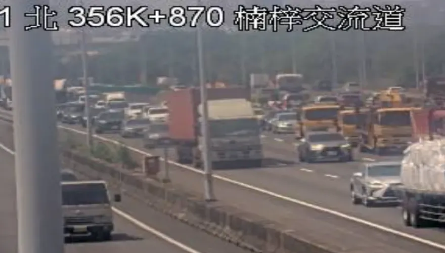 國1北向楠梓段「6車連環撞」！車流大回堵塞爆