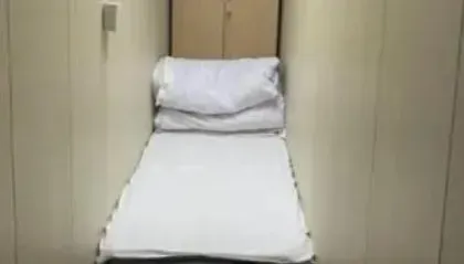 誇張！北京驚現一人寬「棺材單人房」　網嚇「翻身都難」