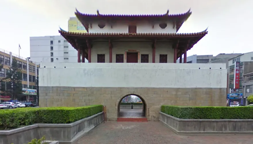 玩很大！台南迎春門古蹟前驚見裸男跪地　警：涉妨害風化